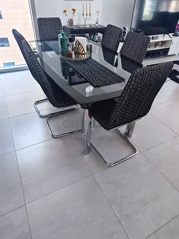 Dinning table set with 6 chaire, Like New