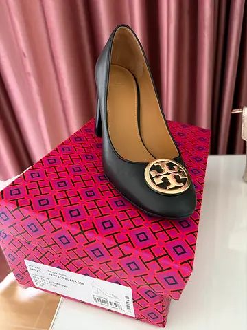 Black leather Tory Burch with gold logo - size US 8.5 brand new in box