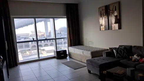 one bedroom flat to share for Excecituve female only.