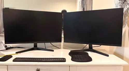 Pair of Samsung Monitors — Great for Dual Office Work Setup Excellent Condition