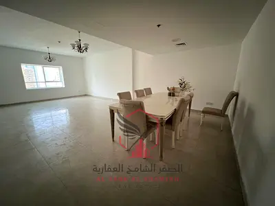 ثلاث غرف وصالة مع بلكون , باركن مجاني وجيم و مسبح , تسهيلات في السداد تصل ل 6 دفعات + بدون تأمين , موقع حيوي قريب من مخرج دبي