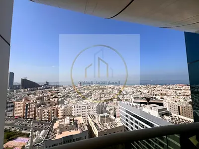 3 غرف وصالة بإطلالة على بحر الخليج، غرفة خادمة ماستر وغرفة غسيل، بلكونة بإطلالة مفتوحة، مساحات كبيرة جداً، تكييف وجيم وباركن مجاني