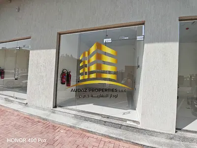 There is water and drainage inside the shop, a distinctive service location, and parking in front of the shops.