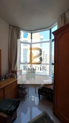 شقة 3 غرف وصالة مع غرفة خادمة وإطلالة جزئية على الخور