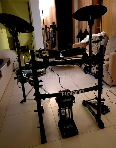 ROLAND V-DRUM TD-01 ELECTRIC DRUMS KIT With Roland package pedal throne and sticks