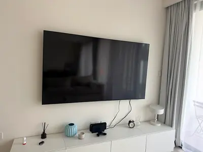 Samsung 75 inch Wall-mounted Flat Panel TV in Good Condition
