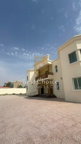 2 Majlis (reception areas) Storage room Large courtyard, offering plenty of space for family activities