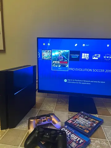 PlayStation 4 working like new with the screen and 2 controllers and 2 cd