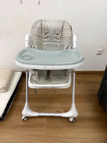 Adjustable baby high chair with removable tray - light grey/white