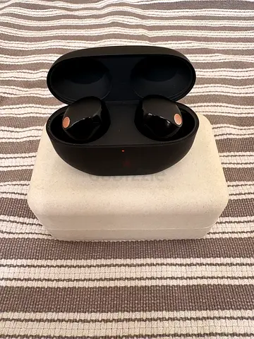 Sony WF-1000XM5 style wireless earbuds with charging case - good condition