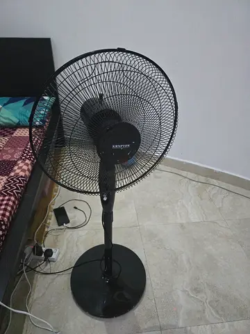 Black pedestal stand fan - working condition