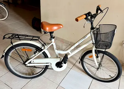 White city/comfort bicycle with basket and rear rack — good condition