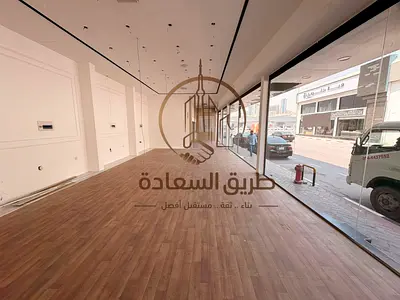 # معرض 1,500 قدم للإيجار في الصناعية 4 | شارع عام مباشرة | تشطيب مودرن | ميزانين