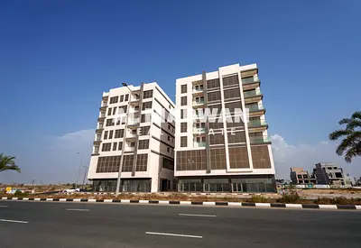ثلاث غرف نوم وصاله -مساحه كبيره -من المالك مباشرة أول ساكن -بدون عمولة- موقف سياره مجانى- موقع مميز-تكييف مركزى