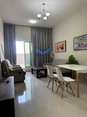 شقة واسعة ومؤثثة بالكامل، تتكون من غرفتي نوم وصالة، للإيجار في "برج الخليج" (Gulf Tower). متاحة للإيجار بنظام شهري أو سنوي، مع شمول كافة الفواتير. تقع