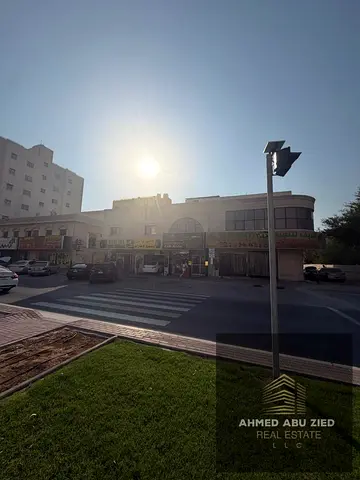 فرصة مبنى تجاري سكني للبيع في النعيمية 3 – عجمان، 5 محلات تجارية و13 وحدة سكنية، دخل سنوي 465,000 درهم، تملك حر لجميع الجنسيات، فرصة استثمارية لا تفوت