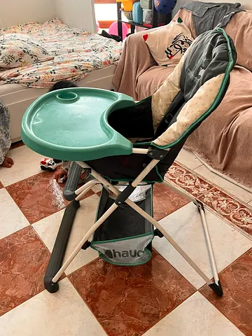 Lightweight baby high chair with removable tray