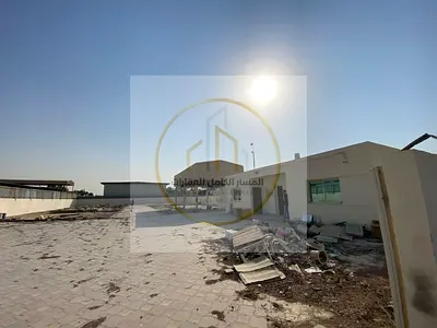 للايجار ساحة صناعية بمساحة 20,000 قدم مربع في منطقة الصجعة بالشارقة مع أرضية إنترلوك ومظلة مغطاة وكهرباء 32 كيلووات ومكتب وغرفة للعمال