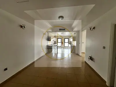 متاح شقة غرفتين وصالة في منطقة المجاز 3 بالشارقة، بجوار حديقة الصافية وفي الصف الثاني من كورنيش البحيرة، بمساحة عملية وتوزيع مميز يناسب العائلات الباح