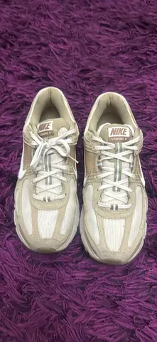 Nike Vomero 5 Shoe Size 9 US