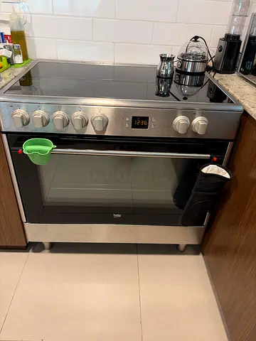 Beko freestanding electric oven with hob - good working condition