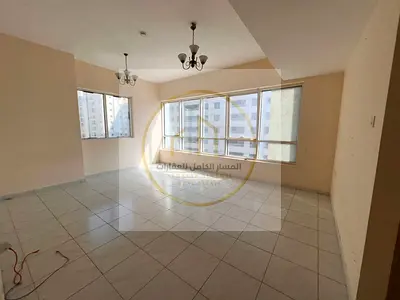 شقة 3 غرف وصالة متميزة للإيجار في التعاون – الشارقة | السعر: 66,000 درهم | 4-6 دفعات | باركن مجاني
