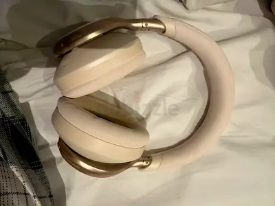 Over-ear wireless noise-cancelling headphones - good condition