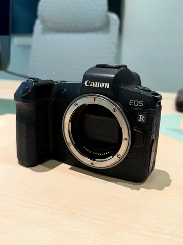 Canon EOS R mirrorless camera with Tamron 35-150mm F2.8-4 rare lens