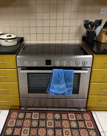 Stainless Steel Electric Range with 5 zone  Cooktop and oven  - great Working Condition