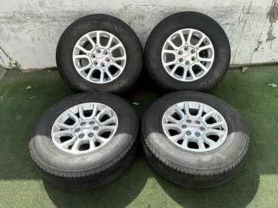 4x Original GMC 18inch rims with 275/70/18
Tyres
