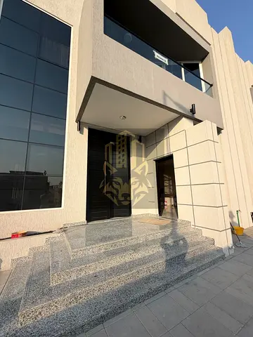 فيلاللايجار السنوي فى الحوشى مميزة حديثة اول ساكن مكونة من 4 غرف ماستر وصالة كبيره ومجلس قريبة من الخدمات والطرق الرئيسية الايجار السنوى دفعتين