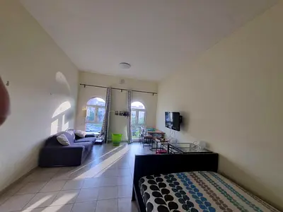 SEMI FURNISHED | MID FLOOR | NEAR TO METRO | POOL VIEW