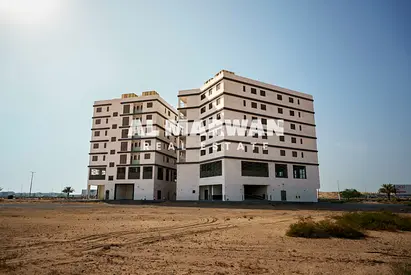 ثلاث غرف نوم وصاله -مساحه كبيره -من المالك مباشرة أول ساكن -بدون عمولة- موقف سياره مجانى- موقع مميز-تكييف مركزى