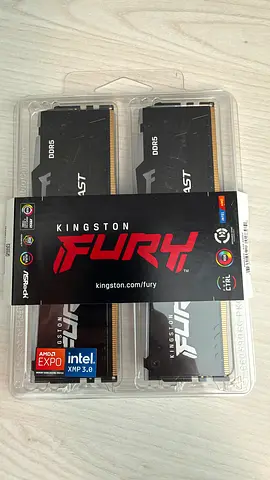 32 GB Kingston Fury memory cards