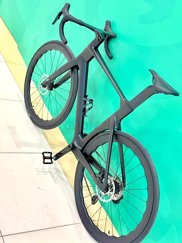 Brand New  Carbon Fiber road bike — aerodynamic frame, disc brakes, race-ready
