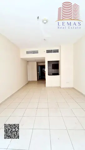 شقة فارغة للبيع في أبراج عجمان ون (Ajman One Towers)، تضم غرفتي نوم ومطبخاً مفتوحاً، مع توفر موقف سيارات.