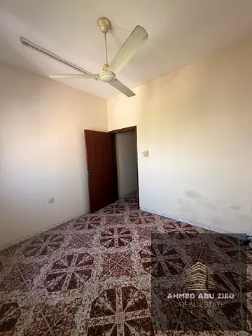 شقة غرفتين وصالة للإيجار السنوي في الليورا 2 – عجمان، بالقرب من كورنيش عجمان  العنوان المختصر  غرفتان وصالة صغيرة مع بلكونة، بالقرب من كورنيش عجمان، ب