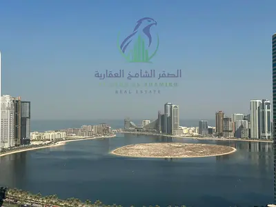 شقة غرفتين وصالة للإيجار في التعاون، الشارقة، مع بلكونة وحمامين وتصميم عملي يوفر الراحة للعائلات.