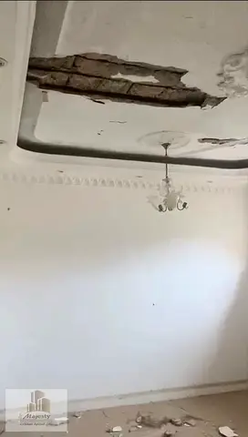 Villa for sale in Sharjah, Al Nakheelat area, with 3 bedrooms, a living room, and a majlis. The villa needs some maintenance.