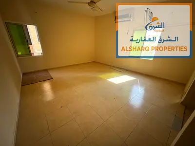 استوديو واسع بمطبخ منفصل وتكييف إسبليت في النخيل بالصف الثاني من كورنيش عجمان