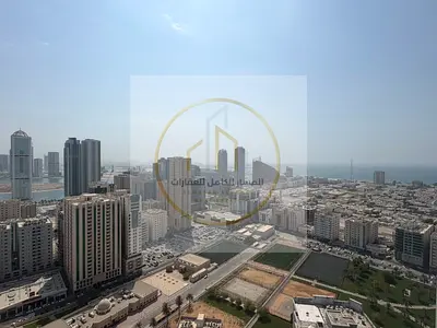 غرفتين وصالة بالمجاز 3 صف أول على الكورنيش، 3 بلكونات بإطلالة بحرية، غرفة خادمة ماستر، جيم ومسبح ومواقف مجانية