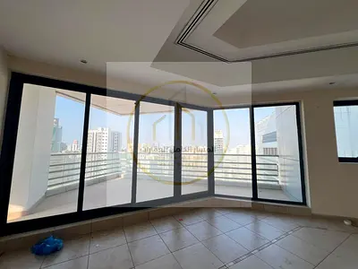 مساحات كبيرة جداً  بلكونة كبيرة جدا باطلالة علي بحيرة خالد  ثلاث غرف ماستر  غرفة غسيل  غرفة خادمة ماستر  خزائن بالحائط  اطلالات الشقة كلها مفتوحة  تكي