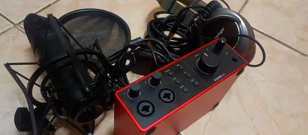 Focusritte Audio Interface + Condenser Mic, Shock Mount, Pop Filter and Headphones - Good Condition