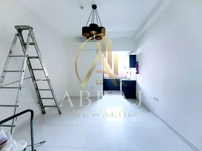 Lavish and Spacious studio separate kitchen, central AC. New Muwaileh.