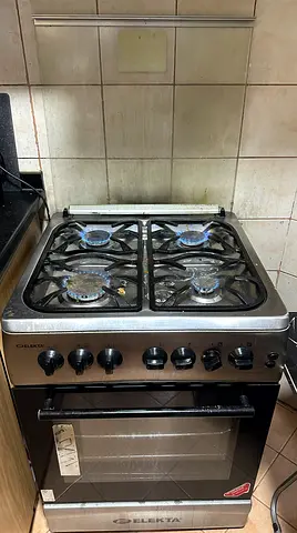 Cooker 4 burner - cylinder 60% available