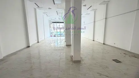 محل للإيجار السنوي في الصناعية 15 بمساحة 1650 قدم مربع وواجهة زجاجية بانورامية ومكتب ومطبخ وحمام وتشطيب جاهز للاستخدام الفوري على شارع رئيسي