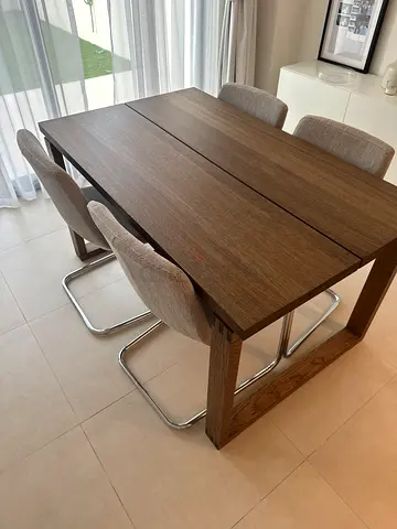 Solid wood extendable dining table with 4 upholstered cantilever chairs