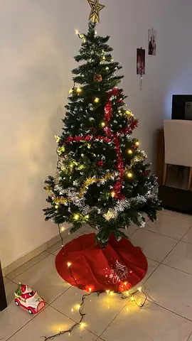Pre-lit Artificial Christmas Tree with Lights and Decorations (6-7 ft)