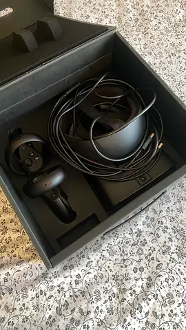 Oculus Rift S - VR headset with two controllers