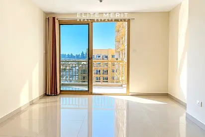 على بُعد خطوات من "سيركل مول" (Circle Mall) | تصميم واسع | إطلالة على المسبح | غير مفروشة